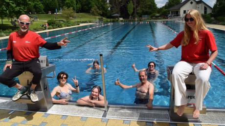 Beim Saisonauftakt im Wertinger Freibad: Schwimmmeister Christophe Bejiono und Rettungsschwimmerin Sina Hefele sorgten für die Sicherheit der Schwimmerinnen und Schwimmer. 