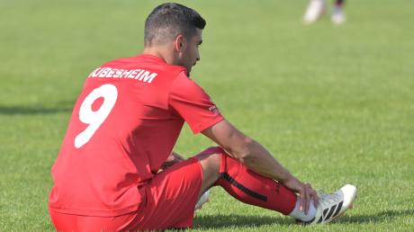 Enttäuschung pur: Tayfun Yilmaz, Spielertrainer des SC Bubesheim, bleibt nach dem 0:0 beim TSV Balzhausen gedankenversunken auf dem Rasen zurück.