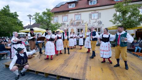 Bayerisch-böhmischer Abend in Dießen: Spätestens beim Auftritt des Folklore-Ensembles "Javor" sind alle Sprachbarrieren überwunden. 