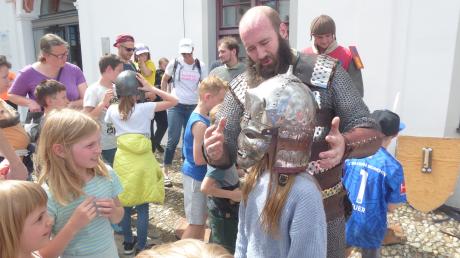 Infos und spannende Schaukämpfe der Armati Equites gab es bei der Veranstaltung „Ritter im Schloss“, die der Verein für Heimatpflege eigens für Kinder in Illertissen anbot.