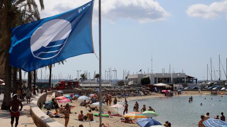 Wo eine "Blaue Flagge" an Spaniens Stränden weht, können Urlauber auf die gute Qualität von Badegewässer, Sauberkeit und Sicherheit zählen.