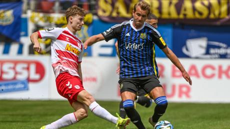 Jahn Regensburg (Dominik Kother, links) kämpft gegen Wehen-Wiesbaden um den Aufstieg in die 2. Liga. Alle Infos rund um Termin, Uhrzeit und Übertragung der Hinrunde der Relegation.