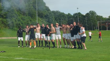 So sehen Sieger aus: Ausgelassen feiert das Team des SV Oberrieden den Titel in der Kreisklasse Allgäu 2.