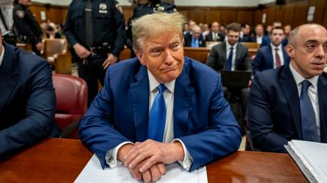 Der ehemalige US-Präsident Donald Trump sitzt während seines laufenden Schweigegeldprozesses vor dem Strafgericht in Manhattan.
