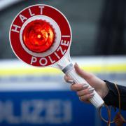 Einen Lastwagen mit qualmender Bremse hat die Verkehrspolizei beim Aichacher Stadtteil Gallenbach gestoppt. 