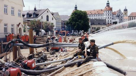 Bundeswehr und Feuerwehren halfen beim Auspumpen der Kanalbaustelle Oskar-Wittmann-Straße.