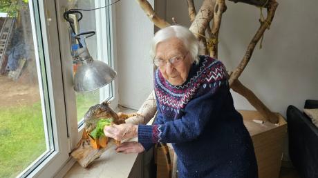 Zwei Senioren, die ihren Alltag gerne zusammen bestreiten: Maria Dietrich feierte ihren 102. Geburtstag gerne mit Leguan Gismo.