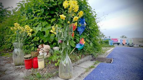 Auf dem Donaubad-Parkplatz in Neu-Ulm erinnern niedergelegte Kerzen, Blumen und kleine Windräder an den tödlichen Unfall zwischen den Jahren.