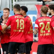Der SV Wehen Wiesbaden kämpft um den Klassenerhalt in der 2. Liga und trifft in der Relegation auf Jahn Regensburg. 