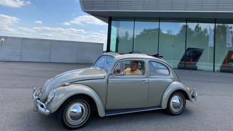 Der Neuburger Oberbürgermeister Bernhard Gmehling fuhr als erstes eigenes Auto einen VW-Käfer. Hier sitzt er in einem baugleichen Modell.
