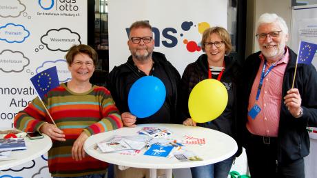 Sie freuen sich über die Resonanz des gemeinsames Standes: (von links) Sven Wittig, Barbara Fehrle (beide VHS), Sandra Siebenhüter und Gerhard Stiglmair (beide „Das Otto“).