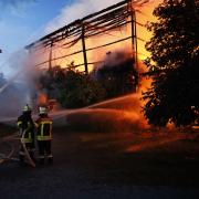 Auf einem Bauernhof in Ettringen hat es einen Großbrand gegeben. 210 Feuerwehrleute waren im Einsatz.
