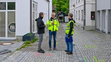 Bei einem Ortstermin besprachen (von links) Markus Katzmeier (Stadtwerke), Paul Haslinger (Schwabennetz) und Laif Peltz (Stadtwerke) die anstehenden Bauarbeiten in der Landsberger Brudergasse.