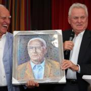 Franz "Bulle" Roth und Sepp Maier mit einem Gemälde des im Januar 2024 verstorbenen "Kaiser" Franz Beckenbauer.