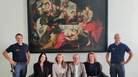 Über das frisch restaurierte Gemälde freuen sich (von links): Karl Rosenwirth, Anna Uhl, Tamara Pöller, Roland Vogel, Isabel Gatterer-Loh und Xaver Kaltenegger.