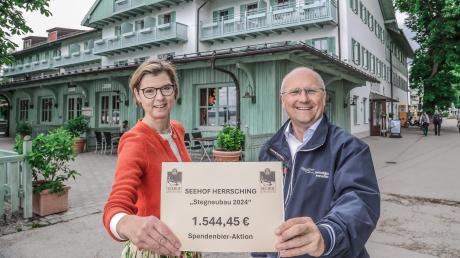 Spendenübergabe Stegaufbau Herrsching
Gut 1544 Euro spendet Gerda Reichert vom Seehof Herrsching an die Gemeinde für den Wiederaufbau der von Sturmtief Zoltan zerstörten Gemeindestege. Bürgermeister Christian Schiller freut sich.
