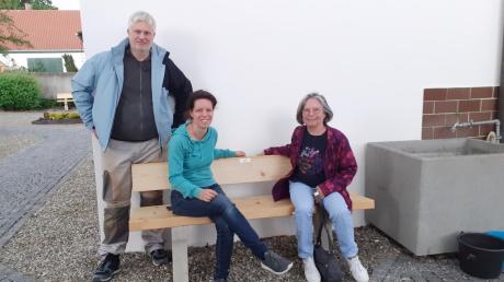 Zwei neue Bänke gibt es nun in Laimering auf Initiative der Aktiven Bürger Dasing. .  Auf dem Bild sind zu sehen (von links): Jens Wieske, Mareike Stegmair und Anne Glas. 