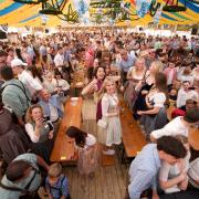 Bei der Landsberger Wiesn kann wieder in einem großen Festzelt gefeiert werden.