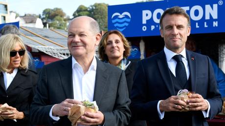 Fauxpas oder Petitesse? Frankreichs Präsident Emmanuel Macron und Bundeskanzler Olaf Scholz essen im April in Blankenese an der Elbe gemeinsam ein Fischbrötchen. 