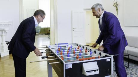 Wer gewinnt das Spiel? Österreichs Bundeskanzler Karl Nehammer (ÖVP) und Österreichs Fußball-Teamchef Ralf Rangnick duellieren sich beim Kickern. Das Thema Neutralität hingegen wird derzeit von fast allen politischen Akteuren abgeblockt. 