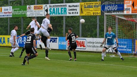 Der TSV Landsberg II (weiße Trikots)  darf weiter vom Aufstieg träumen. 