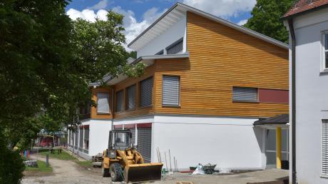 Der gesamte Außenbereich des Altenstadter Kindergartens wird neu gestaltet. Die Bauarbeiten haben bereits begonnen und sollen noch in diesem Jahr fertiggestellt werden.