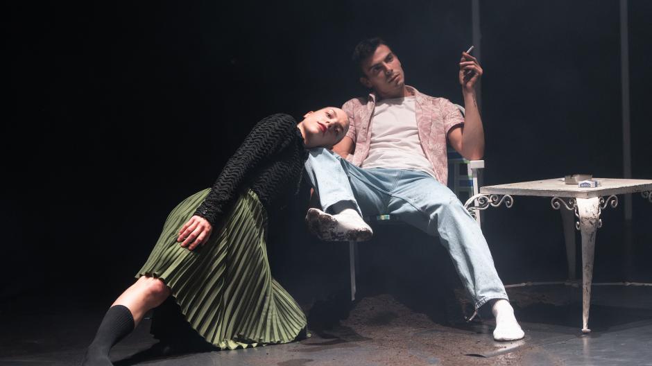Martina Piacentino und Afonso Pereira in Nicolaos Doedes Choreografie "Dirt" im Rahmen des Kammer-Tanzabends "New Comer" am Staatstheater Augsburg