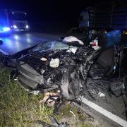 Auf der B300 bei Aichach kam es in der Nacht zum Montag zu einem tödlichen Unfall. Eine 31-jährige Autofahrerin kam dabei ums Leben.
