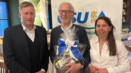 Besondere Ehrung für Peter Jäger (Mitte), der seit 40 Jahren Mitglied in der CSU ist. Neusäß Bürgermeister Richard Greiner und Steppachs Vorsitzende Karin Zimmermann gratulierten.