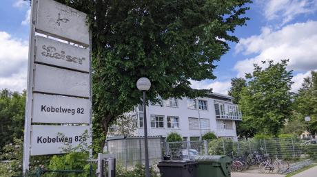 Die Zentrale Ausländerbehörde der Regierung von Schwaben liegt in einem Gewerbegebiet in Augsburg-Kriegshaber. Sie organisiert auch Abschiebungen für abgelehnte Asylbewerber.