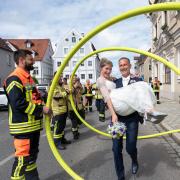 Die Feuerwehren grüßten das Hochzeitspaar Katharina und Roland Eichmann vor dem Friedberger Rathaus mit einem Schlauch-Spalier. 