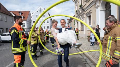 Die Feuerwehren grüßten das Hochzeitspaar Katharina und Roland Eichmann vor dem Friedberger Rathaus mit einem Schlauch-Spalier. 