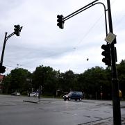 An mehreren Kreuzungen in Augsburg waren am Montagabend nach einem Blitzeinschlag in eine Hochspannungsleitung die Ampeln ausgefallen.                    