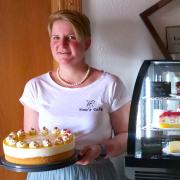 Jeden Sonn- und Feiertag verwöhnt Martina Hacker ihre Gäste mit
selbst gebackenen Torten und Kuchen, die zum Träumen einladen.