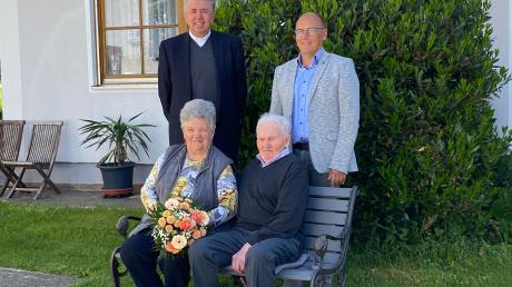 Das Ehepaar Schmid in Sirchenried mit Pfarrer Anton Brandstetter und Bürgermeister Erwin Gerstlacher.