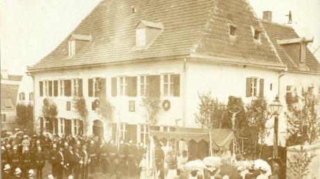 Eines der ältesten Rainer Fronleichnams-Bilder zeigt den Altar um 1900 vor dem Holzapfel-Haus in der Schlossstraße.
