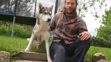 Simon Menhard, hier mit seinem Husky Thorin, leitet eine Pension und Tagesstätte für Hunde in Zillenberg bei Ried. 