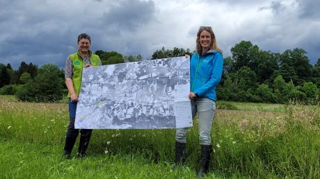 Gebietsbetreuerin Eva Liebig (links) und Biodiversitätsberaterin Judith Kronberg unterwegs im Zusamtal. Auf der Karte zeigen sie die Dimension dieses für die Natur so wertvollen Gebiets.