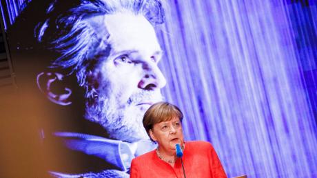 Angela Merkel hält eine Laudatio anlässlich einer Homage für den Schauspieler Ulrich Matthes. Die Konrad-Adenauer-Stiftung ehrt den Schauspieler für Verdienste als herausragende Persönlichkeit der deutschsprachigen Kultur.
