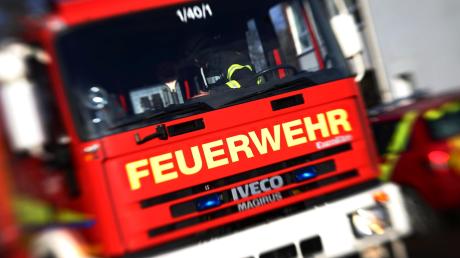 Die Feuerwehr Dillingen in der Nacht von Dienstag auf Mittwoch zu einem Autobrand in Dillingen gerufen.