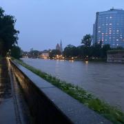 Hochwasser ja, aber noch nicht so wild: Die Donau zwischen Ulm und Neu-Ulm am Freitagabend. 
