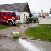 Die Freiwillige Feuerwehr Haunstetten pumpt das eingedrungene Grundwasser aus dem Keller einer Gärtnerei in Haunstetten.