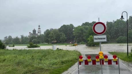 So wie hier am Samstag zwischen Sielenbach und Schafhausen sieht es mittlerweile nicht mehr aus. Der Katastrophenfall im Landkreis bleibt trotzdem weiter bestehen.