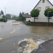 So wie hier in der Eppishofer Straße quoll das Wasser in Altenmünster in mehreren Straßen aus den Kanälen und überschwemmte die Straßen. Auch dort bleibt die Grundschule am Montag geschlossen.
