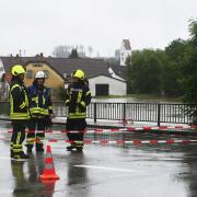 Rund um die Uhr kämpfen Einsatzkräfte der Feuerwehren im Augsburger Land gegen die Folgen des Hochwassers. 