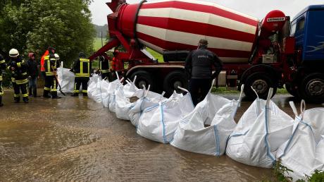 Die Feuerwehr hat in Unterliezheim mit Big-Packs eine Barriere errichtet. Die Überschwemmung des Orts soll so verhindert werden. 