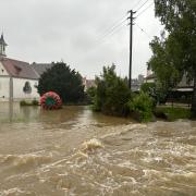 Eine Straße in Diedorf ist überflutet.