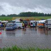 Das Wudzdog-Festival versinkt im Matsch. Mit Traktoren mussten die Camper teilweise aus dem Matsch gezogen werden.