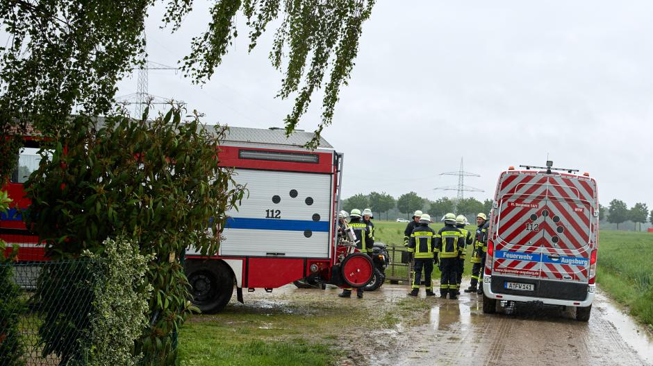 Die Berufsfeuerwehr hat mit Untertützung der Freiwilligen Feuerwehren an vielen Orten auch in Augsburg gegen das Wasser gekämpft. Auch viele andere Hilfskräfte waren im Einsatz. 