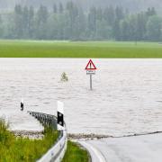 Das Unterallgäu wurde vom Hochwasser schwer getroffen, wie hier an der Westlichen Günz, in Eldern bei Ottobeuren.